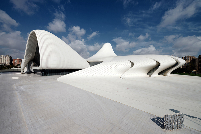 A famosa arquiteta iraquiana Zaha Hadid é autora do projeto do Centro Cultural Heydar Aliyev, em Baku, capital do Azerbaijão.