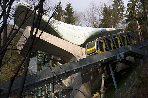 Zaha Hadid também fez a entrada da estação de trem de Alpenzoo, em, Innsbruck, na Áustria.
