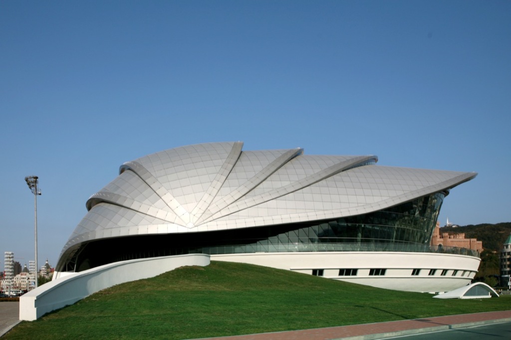 O Instituto de Engenharia Civil Arquitetura chinês fez o projeto do Dalian Shell Museum, em Dalian, na China. 