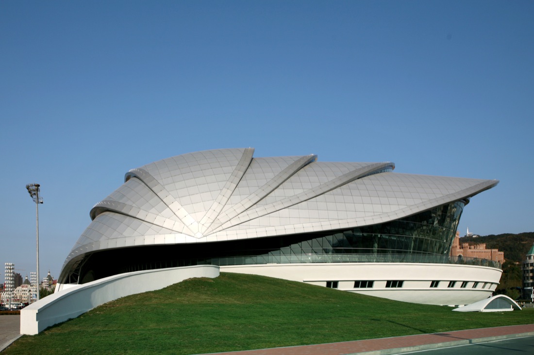 O Instituto de Engenharia Civil Arquitetura chinês fez o projeto do Dalian Shell Museum, em Dalian, na China.
