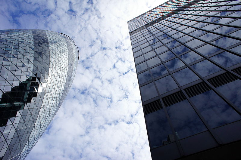O nome oficial do prédio é 30 St Mary Axe, mas ele é conhecido mesmo por Gherkin, que significa pepino em conserva.