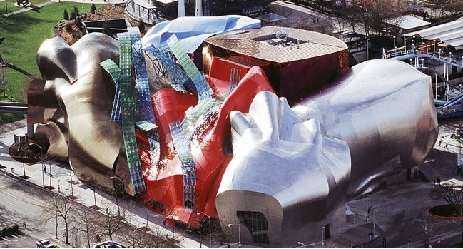 Em 2000, o arquiteto canadense Frank O. Gehry projetou o EMP Museu de Cultura Contemporânea, em Seattle (EUA).