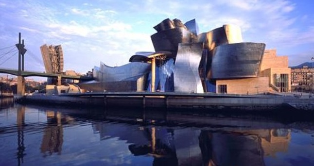 Frank Gehry, entre outras obras surpreendentes, projetou a sede da orquestra filarmônica de Los Angeles, nos EUA, também chamada de Walt Disney Concert Hall.