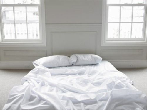 Não gosta de luxo? Essa cama no chão tem FIM DE SEMANA escrita por toda ela.