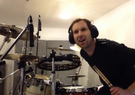 Se liga nessa versão de Walk, do Foo Fighters, tocada pelo goleiro Petr Cech