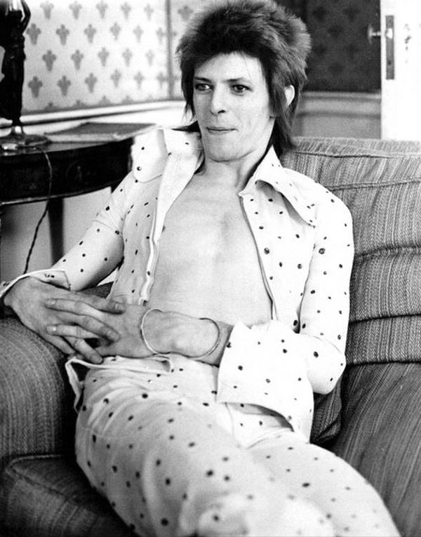 No início da carreira, nos anos 60, Bowie já usava cabelos mais compridos e escuros