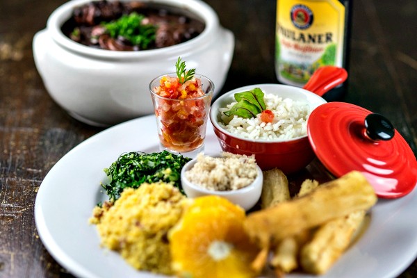 Feijoada foi criada para ser comida suja, gorda e deliciosa, o punk rock pé-na-porta da culinária brasileira. Não bastasse fazerem versão light da bichinha, restaurantes como o sofisticado House Café Bistrô, de Porto Alegre, já estão fazendo feijoada gourmet, sofisticada e com carnes nobres