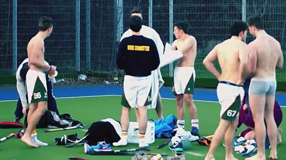Time de hóquei tira a roupa para disputar partida contra a homofobia