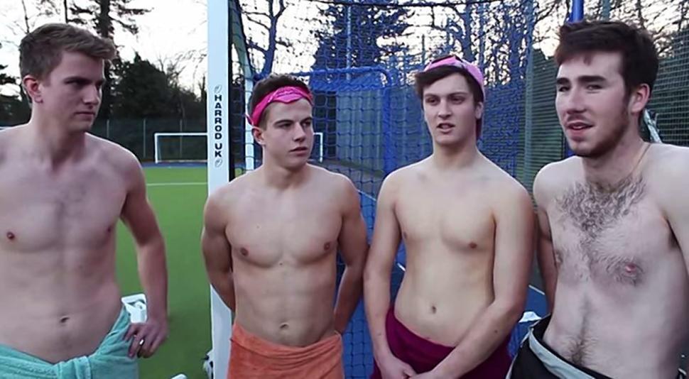 Time de hóquei tira a roupa para disputar partida contra a homofobia