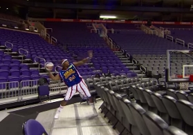 Em 2013, o Globetrotter Corey Thunder entrou para o Guinness Book com uma cesta de 33,45m de distância