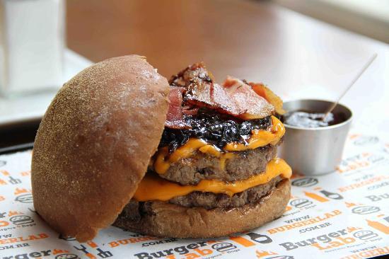 Hamburgueria gourmet já não é novidade na cidade de São Paulo, mas nenhuma criou um hambúrguer tão <del>cheio de frescura</del> caro quanto a Burger Lab Experience. O The Burger Star Lab levava kobe beef, queijo gruyère, foie gras e trufas brancas. Custava R$ 225, mas deixou de ser feito quando o foie gras foi proibido na capital paulista