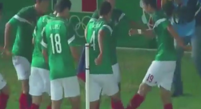 Jogadores mexicanos imitam Chaves na comemoração do gol