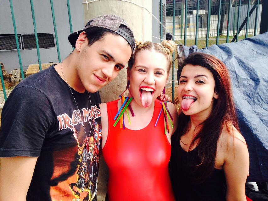 Repórter faz cosplay de Miley Cyrus e conversa com fãs acampados para show em SP