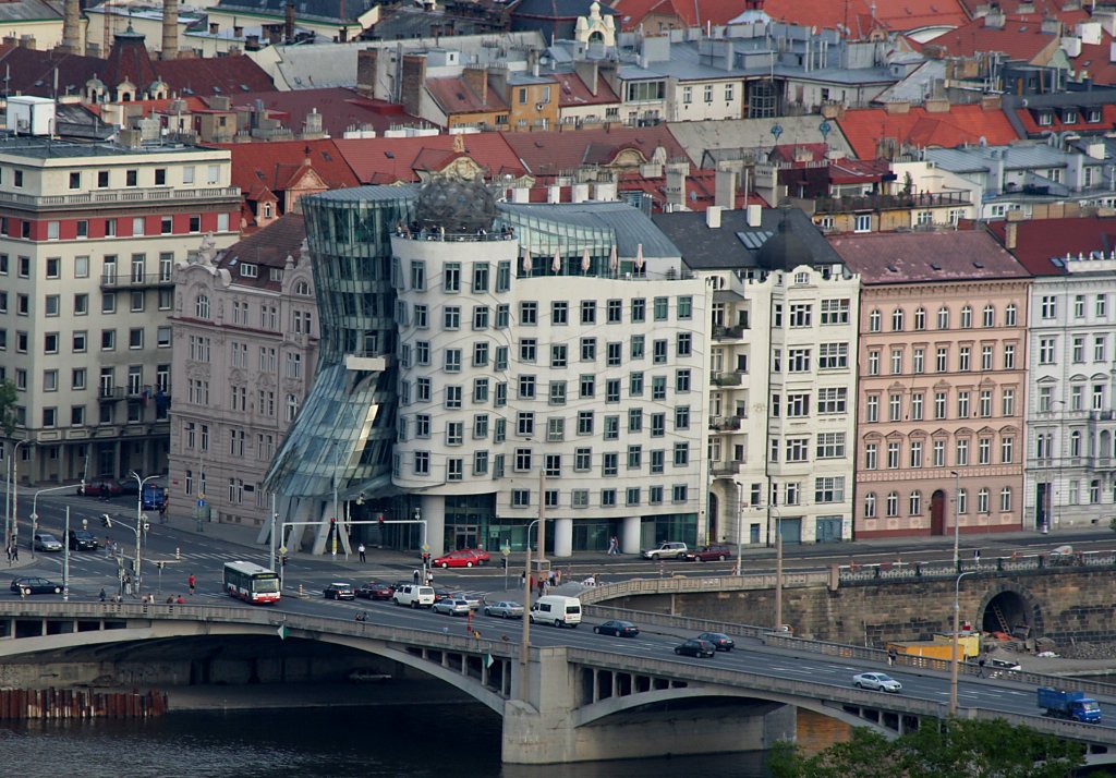 A fachada da Casa Dançante, 
prédio de escritórios no centro de Praga, na República Checa, criado em parceria de Frank Gehry com Vlado Miluni, é de pirar o cabeção!