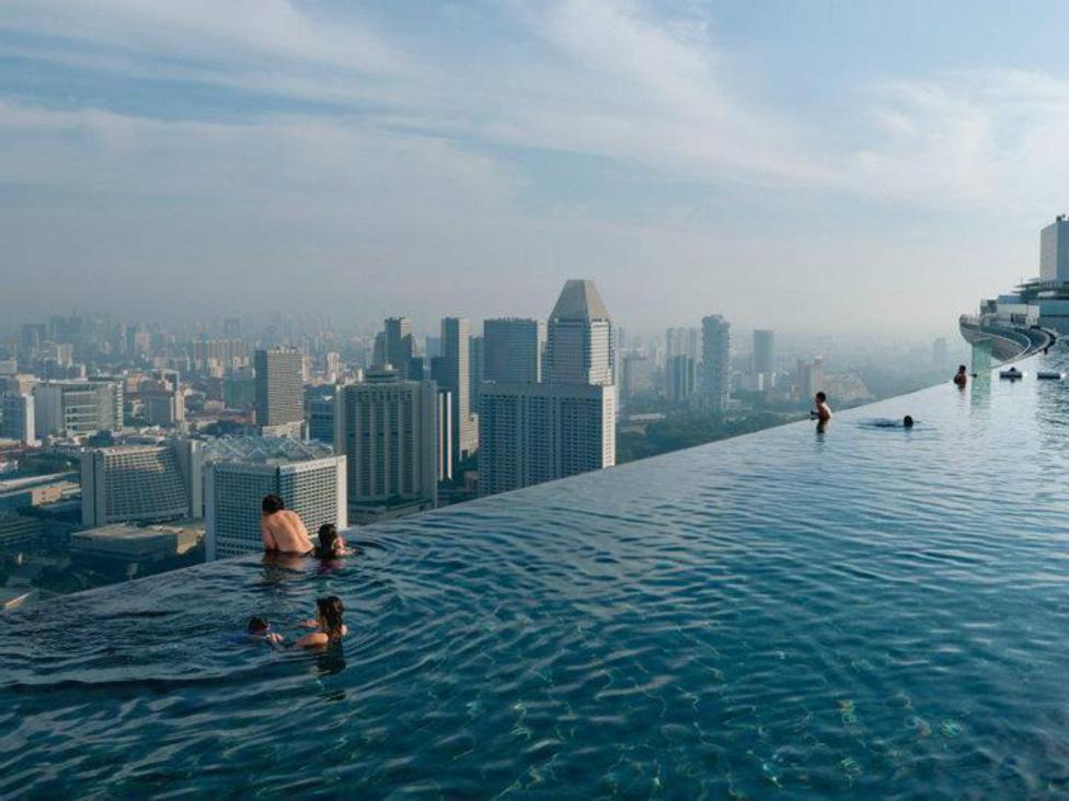 Um dos hotéis mais caros do mundo, tem mais de 2500 quartos. Sua principal atração é a piscina infinita, instalada a 191 metros de altura. Sua borda termina em queda d’água. Claro que a piscina tem um segredinho: uma segunda borda que fica muito bem escondida.