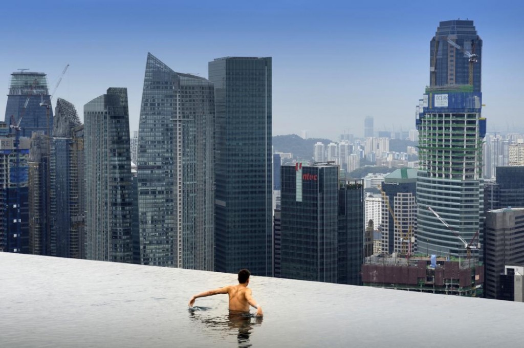 Um dos hotéis mais caros do mundo, tem mais de 2500 quartos. Sua principal atração é a piscina infinita, instalada a 191 metros de altura. Sua borda termina em queda d’água. Claro que a piscina tem um segredinho: uma segunda borda que fica muito bem escondida.