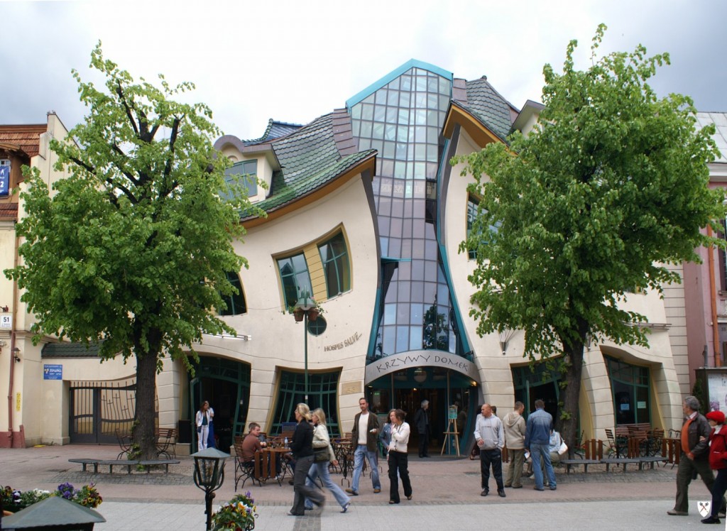 A Casa Torta, na cidade de Sopot, na Polônia, é parte do complexo de um shopping e tem até um bar em seu interior. A casa de três andares foi construída em 2004 pelo arquiteto polonês Szotynscy Zaleski.