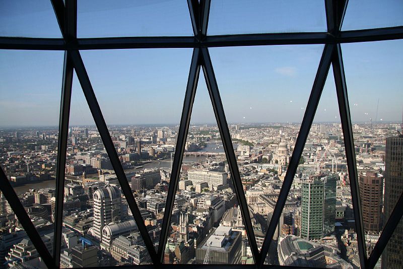 O nome oficial do prédio é 30 St Mary Axe, mas ele é conhecido mesmo por Gherkin, que significa pepino em conserva.