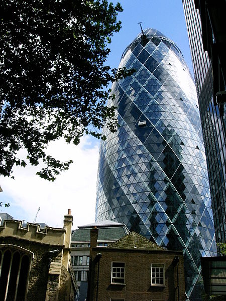 O nome oficial do prédio é 30 St Mary Axe, mas ele é conhecido mesmo por Gherkin, que significa pepino em conserva.