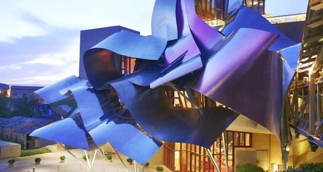Sede da vinícola espanhola Marqués de Riscal em meio aos vinhedos, criada por Gehry.
