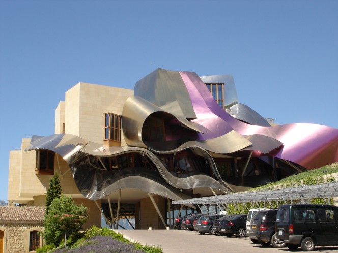 Sede da vinícola espanhola Marqués de Riscal em meio aos vinhedos, criada por Gehry.