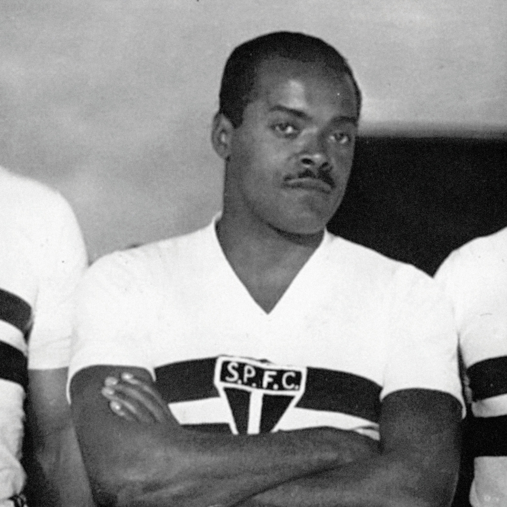 Leônidas da Silva, o Diamante Negro, passou 8 meses atrás das grades do quartel de Realengo em 1941. Após ser artilheiro da Copa do Mundo de 38, ele foi acusado de falsificar seu certificado de dispensa militar.