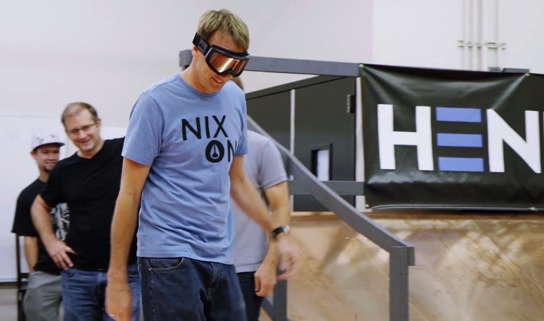 Tony Hawk testa skate voador e tem bastante trabalho