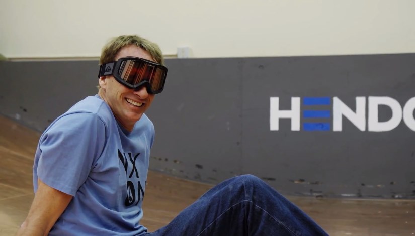 Tony Hawk testa skate voador e tem bastante trabalho