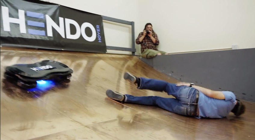 Tony Hawk testa skate voador e tem bastante trabalho