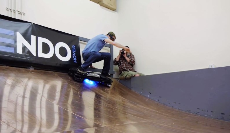 Tony Hawk testa skate voador e tem bastante trabalho