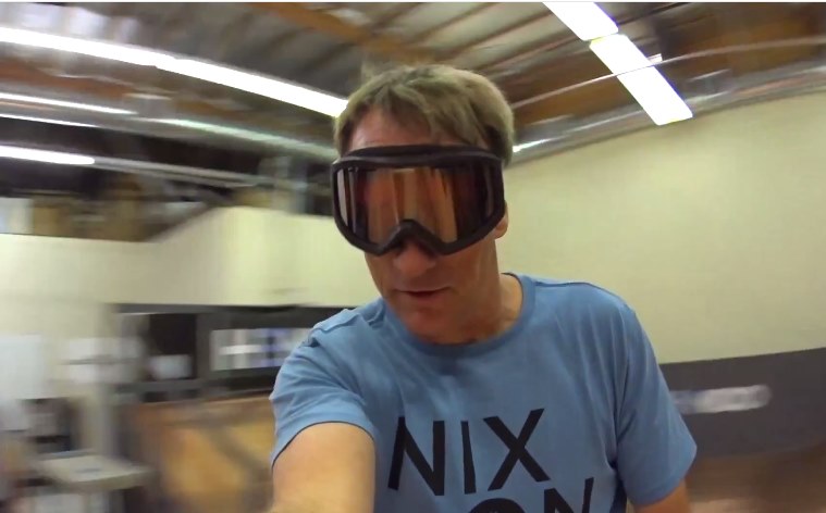 Tony Hawk testa skate voador e tem bastante trabalho