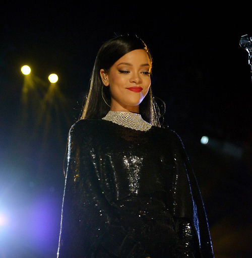 Em evento para honrar veteranos de guerra dos EUA, quem brilhou mesmo foi Rihanna