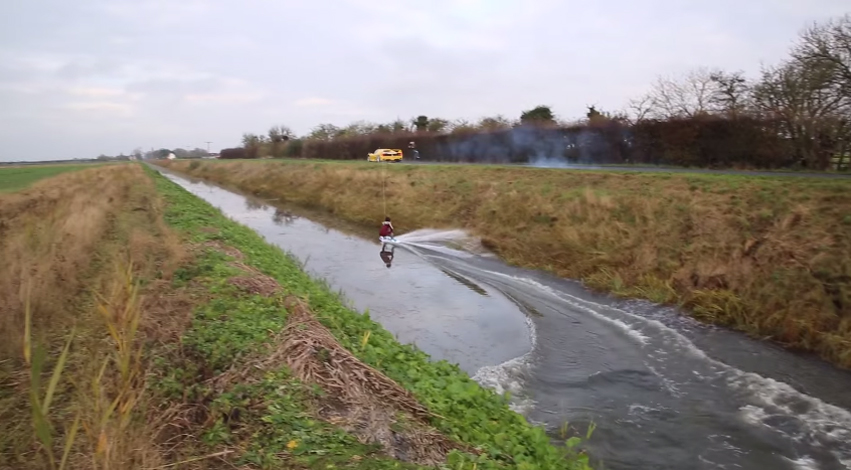 O atleta inglês Jorge Gill surfou em um canal com uma prancha de wakeboard puxado por uma Ferrari F50