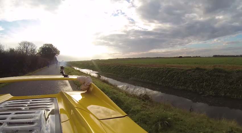 O atleta inglês Jorge Gill surfou em um canal com uma prancha de wakeboard puxado por uma Ferrari F50