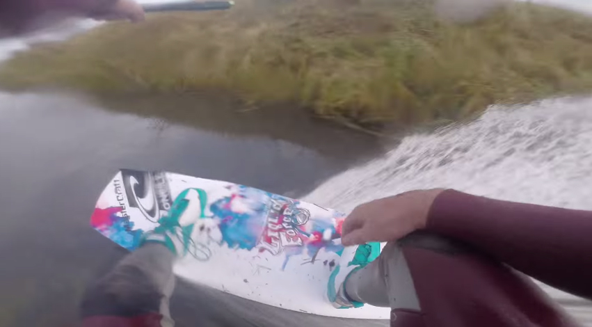 O atleta inglês Jorge Gill surfou em um canal com uma prancha de wakeboard puxado por uma Ferrari F50