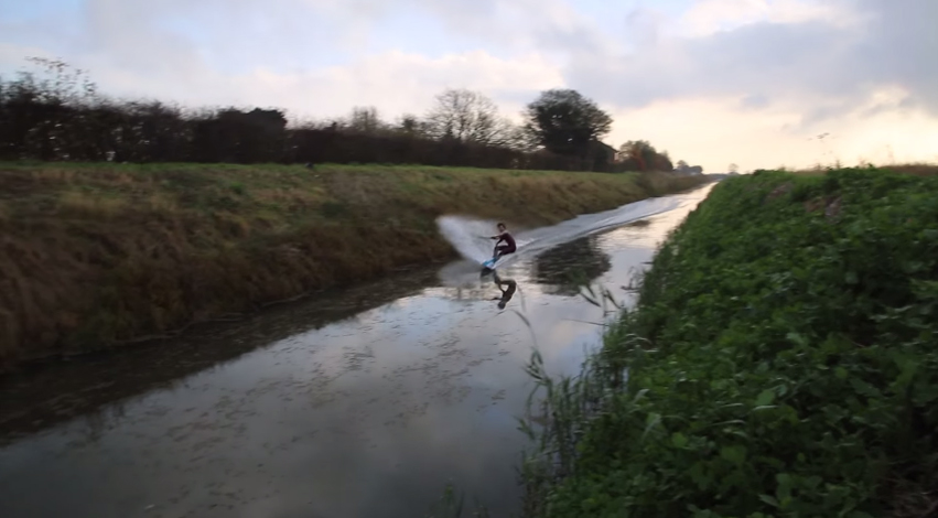 O atleta inglês Jorge Gill surfou em um canal com uma prancha de wakeboard puxado por uma Ferrari F50