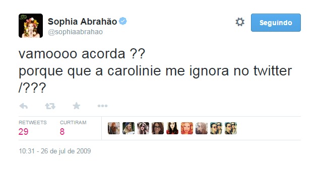 Pô Carolinie! Não tá vendo como essa menina sofre? Ainda vai ignorá-la?