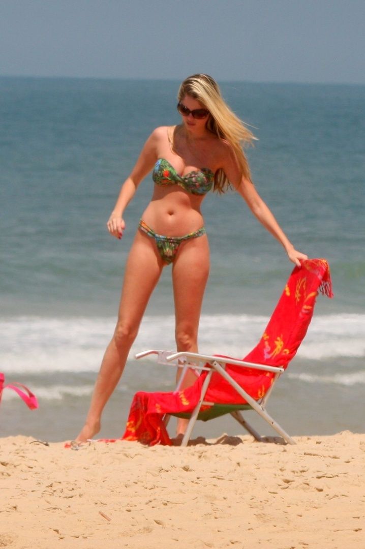 Filha de sereia, sereia é: Barbara Evans bate um bolão na praia, assim como sua mãe, Monique Evans, que fez história nos anos 1980 em Ipanema