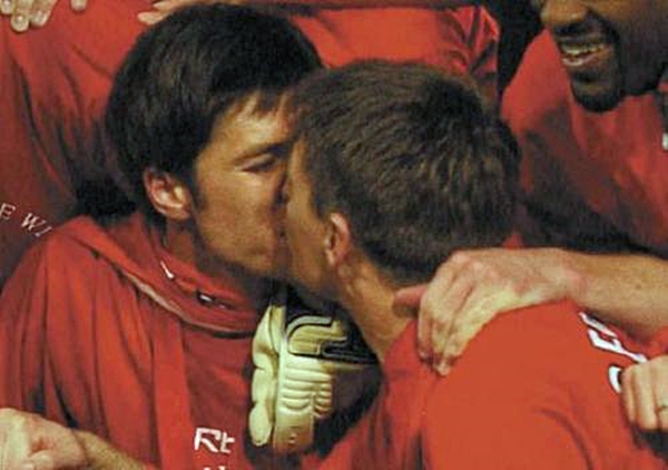 Gerlonso é o apelido da amizade entre o jogador espanhol Xabi Alonso e o inglês Steven Gerrard, Götzeus, relação que tem direito até selinho