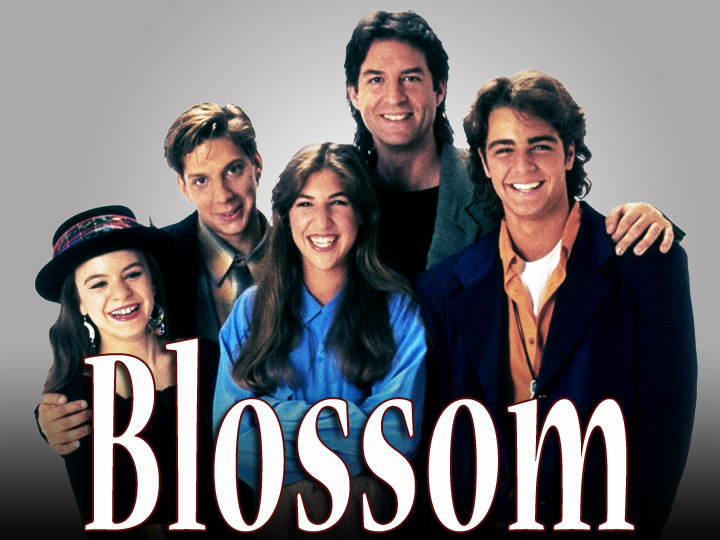 Os personagens de “Blossom” Six LeMeure (Jenna von Oy), Anthony (Michael Stoyanov), Blossom (Mayim Bialik), Nick Russo (Ted Wass) e Joey ( Joey Lawrence). O seriado terminou em 1995