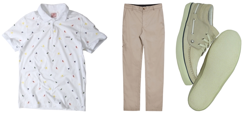 Camisa polo branca com estampa e calça caqui é uma opção para passar o Ano Novo na cidade