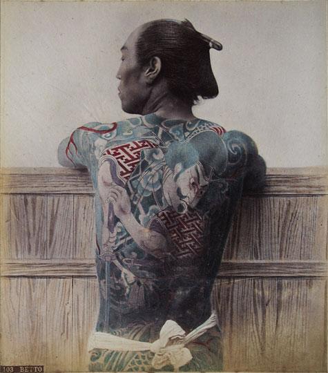 Homem oriental com tatuagem datada de 1875