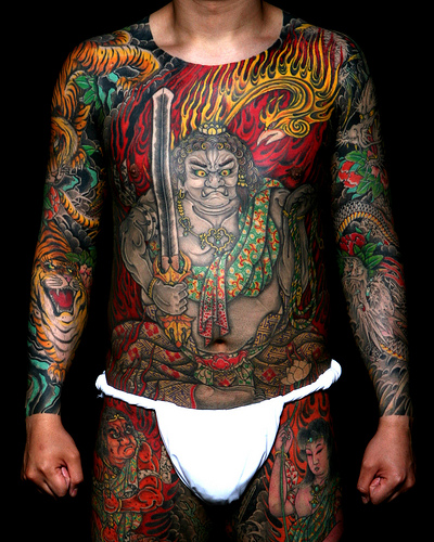 Um dos grandes mestres da tatuagem oriental é Horiyoshi III, nascido em 1946. Ele foi aprendiz do grande mestre Yoshitsugu Muramatsu, e recebeu seu título em 1971. Depois que conheceu, Ed Hardy, discípulo de Sailor Jerry, adotou o maquinário moderno, e revolucionou a arte tradicional japonesa de tatuagem
