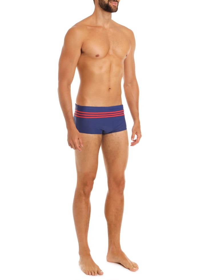 Sunga azul com friso vermelho da Água de Coco; R$ 139, na Shop2gether (www.shop2gether.com.br). Preço pesquisado em dezembro de 2014, sujeito a modificações 
