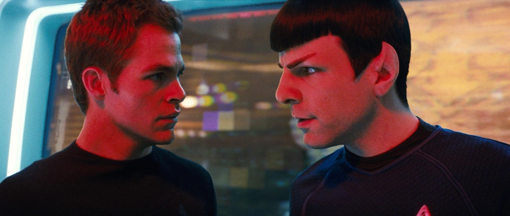 Quem repetiu o papel nas telonas de Capitão Kirk e Spock, em 2009, foi Chris Pine e Zachary Quinto, e além da continuação em 2013, Star Treck: Além da Escuridão. Fora das telas, eles também protagonizaram cenas de bromance, sendo que Quinto se assumiu gay em 2011. O que não foi problema pra Pine, que declarou na época que sempre soube, e elogiou tanto o amigo, quanto o então namorado dele, Jonathan Groff