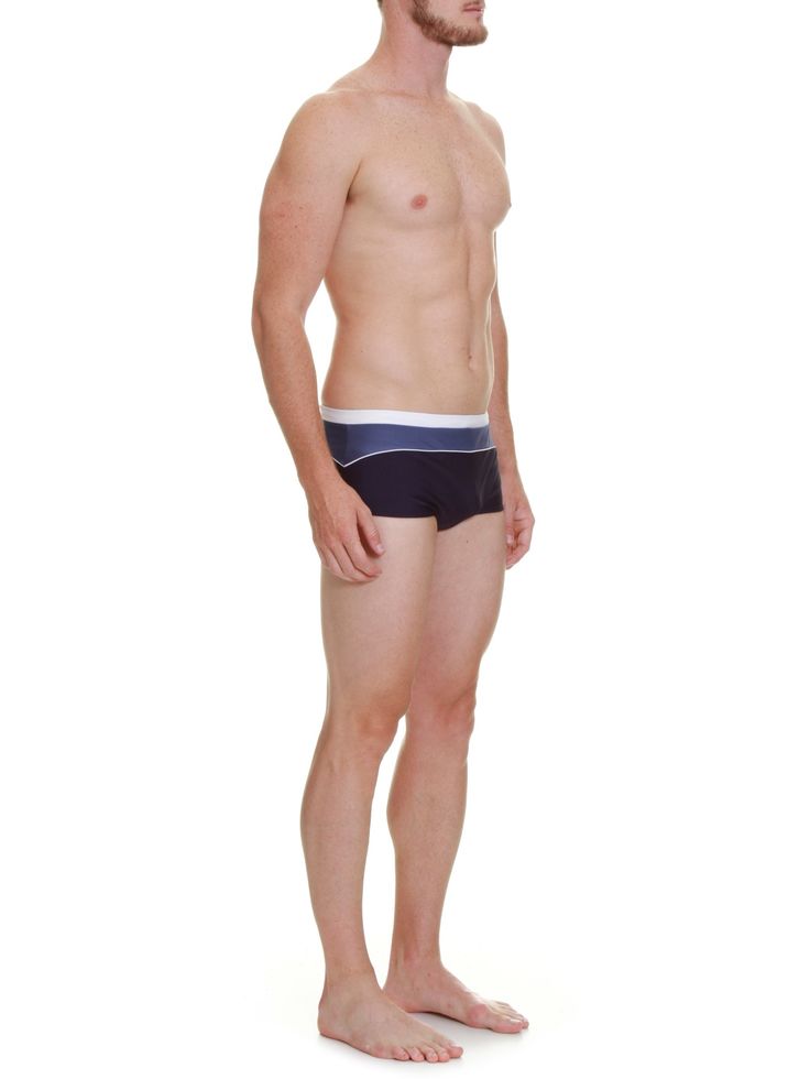 Sunga azul com recorte frontal da Zapälla; R$ 111, na Shop2gether (www.shop2gether.com.br). Preço pesquisado em dezembro de 2014, sujeito a modificações 