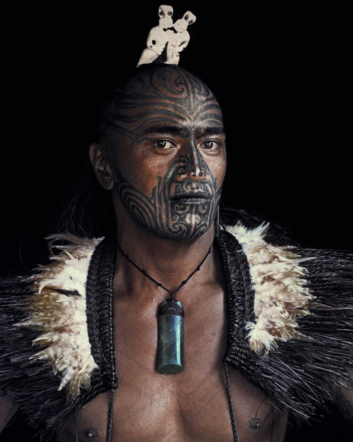 Originária de diferentes tribos como Borneo, Maori, Celtas, Hawaii,Haida , Timucua, entre outras, tem como característica linhas de diferentes espessuras podendo ter somente desenhos geométricos ou formar figuras mitológicas. Os significados são os mais variáveis possíveis, indicando desde a posição social de quem tem, ou proteção, sendo que a perfeição do traço e da composição são seus elementos milenares