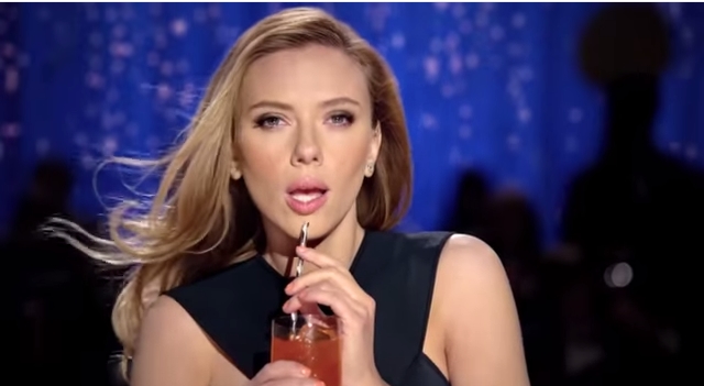 Injustiça!!! Scarlett Johansson fez um comercial para um refrigerante que foi banido pelo SuperBowl, só porque ela bebe de canudinho em câmera lenta 
