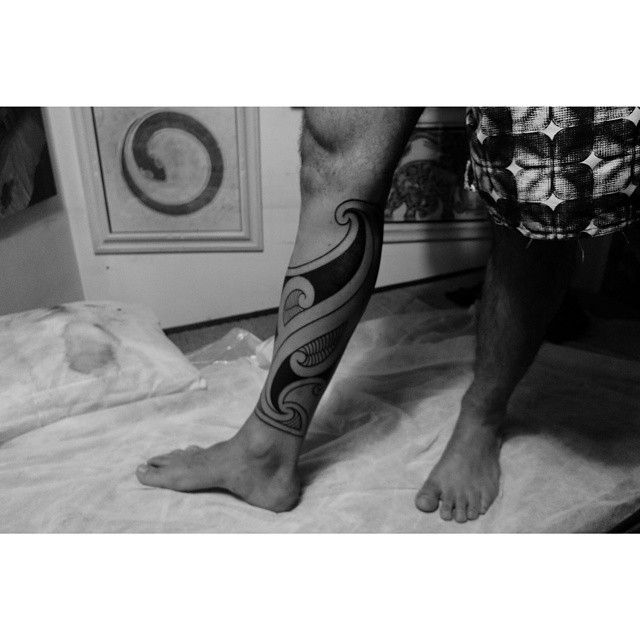 Jun Matsui (Lifeunderzen) é um dos maiores nomes das tatuagens tribais, como este trabalho na panturrilha