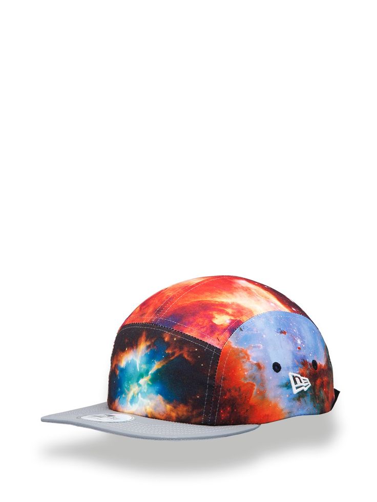 Boné Camper Galaxy; R$ 139,90, na New Era (www.neweracap.com.br/). Preço pesquisado em dezembro de 2014, sujeito a modificações 